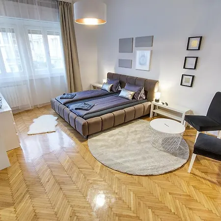 Brighthome Castle District Apartmán